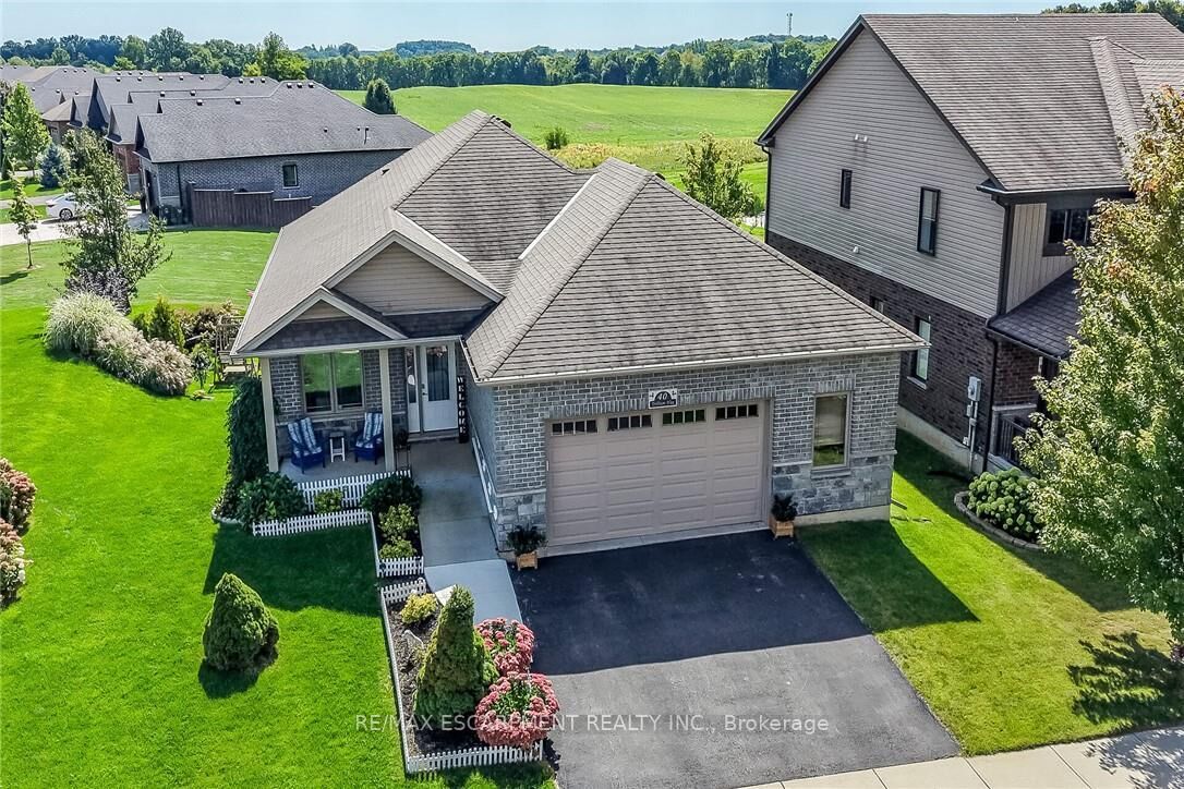 Property Photo:  40 Trillium Way  ON N3Y 0B9 