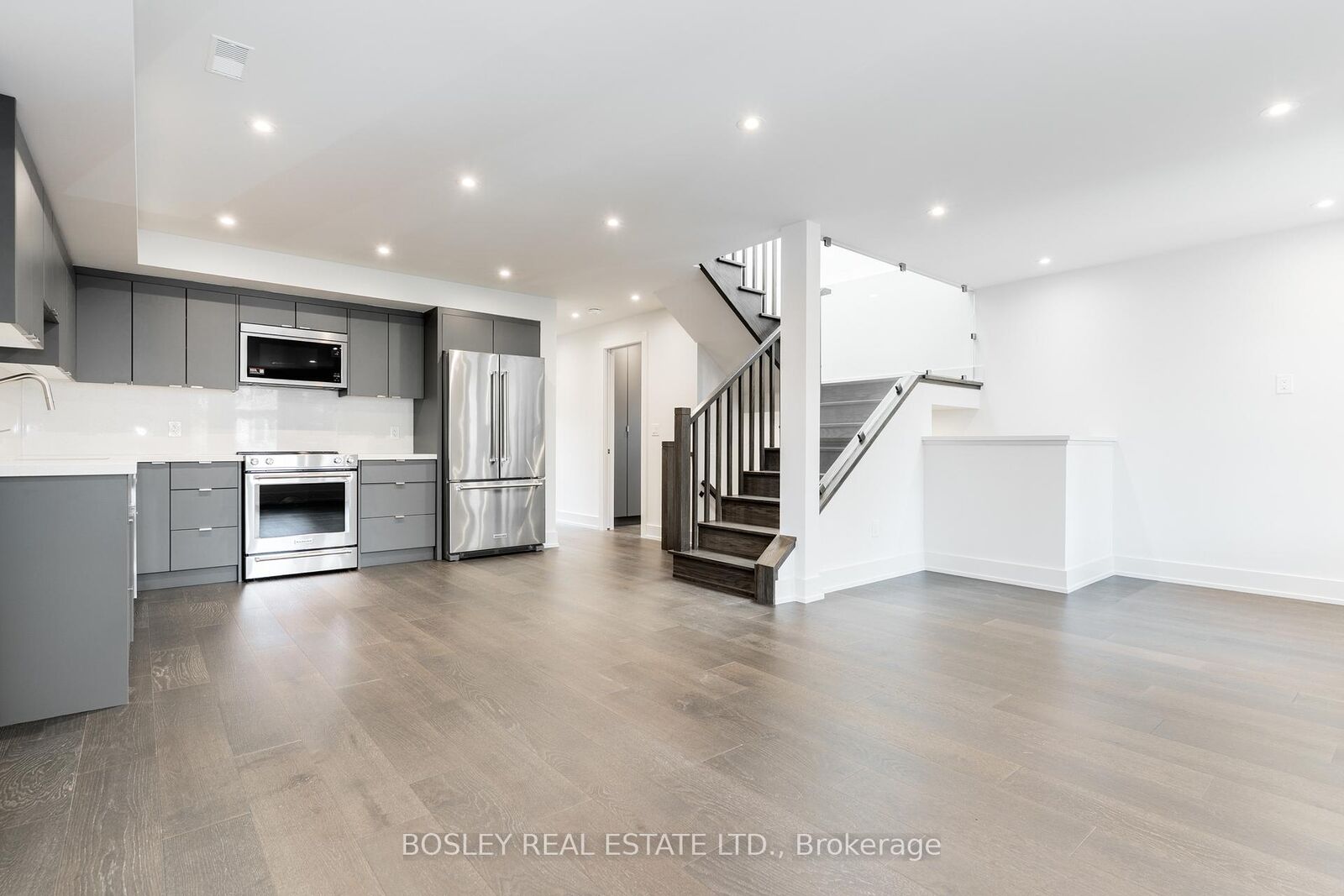 Property Photo:  325 Brunswick Avenue Upper  ON M5R 2Z1 