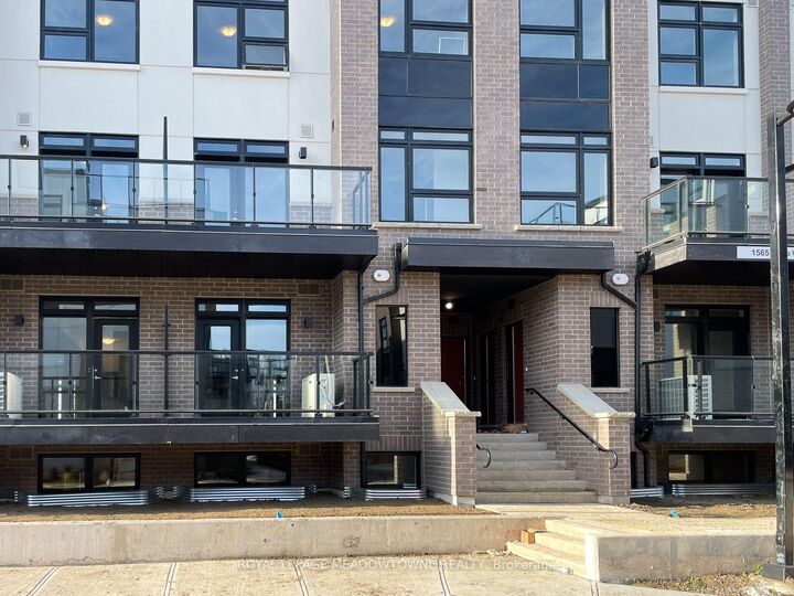 Property Photo:  1565 Rose Way 107  ON L9T 7E7 