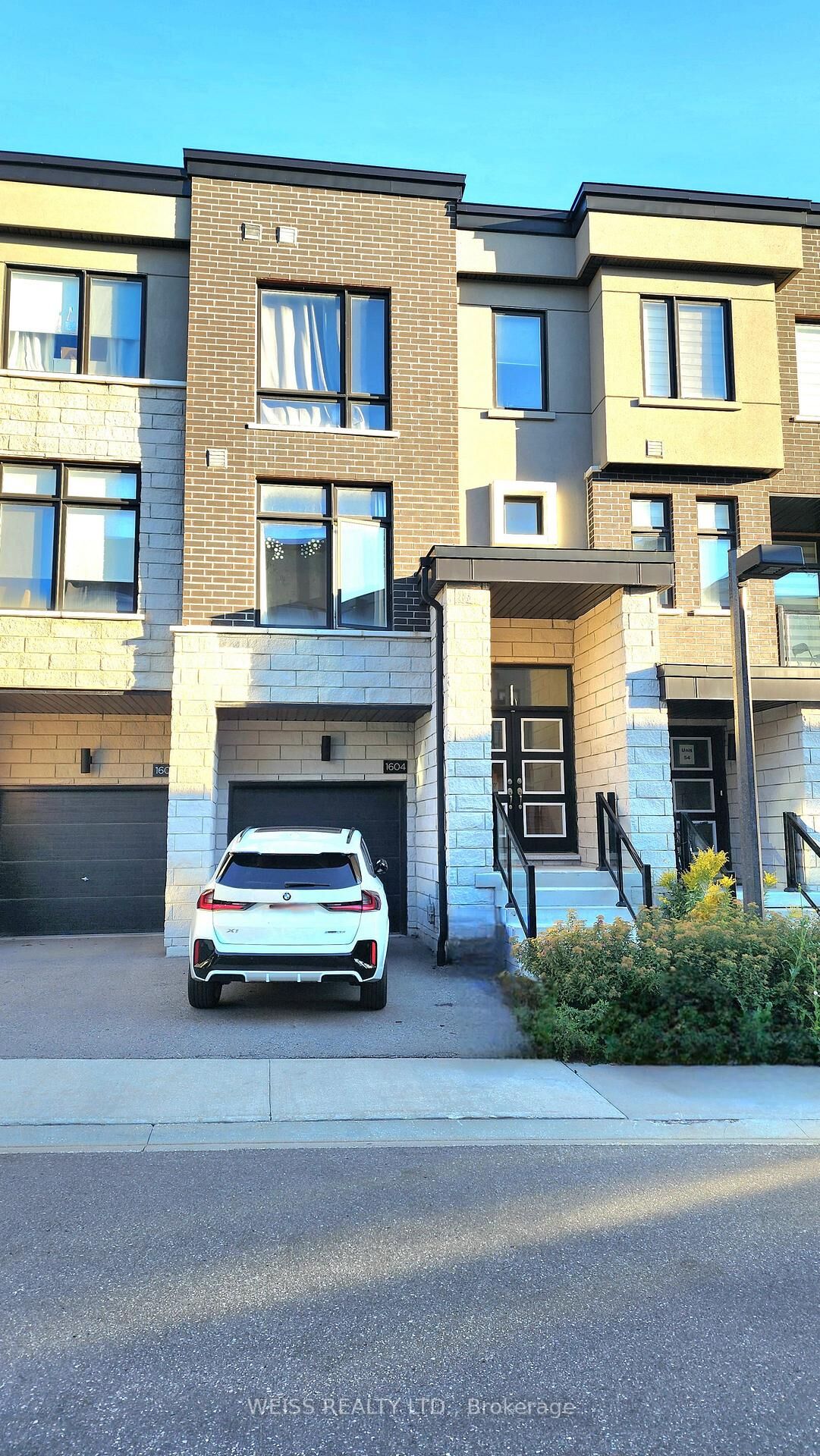 Property Photo:  1604 Moonbeam Glen  ON L1X 0H9 