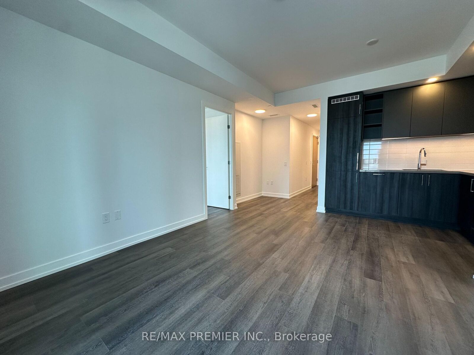 Property Photo: 5 Meadowdale Road 1501 ON L4K 0C7