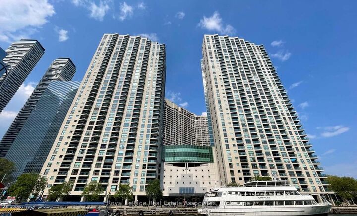 Property Photo:  77 Harbour Square 3111  ON M5J 2S2 