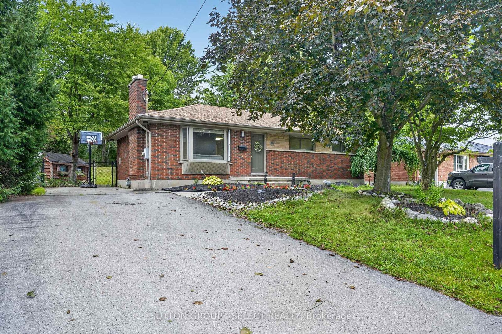 Property Photo: 919 Quinton Road ON N6H 3A8