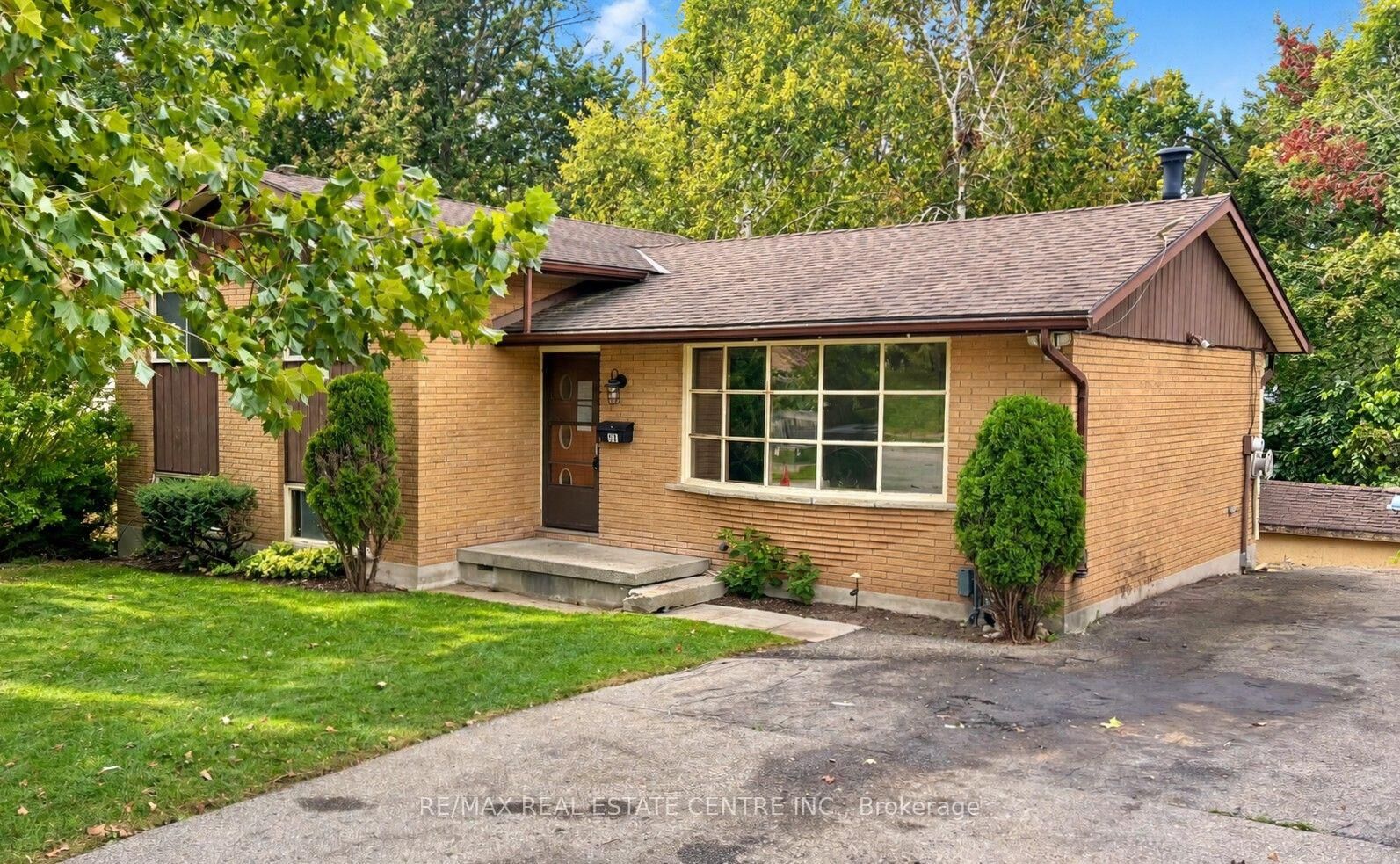 Property Photo:  213 Belgrave Street W  ON N4S 7K1 