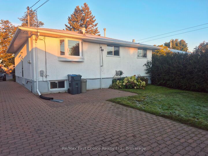 Property Photo:  418 Westview Place  ON P7C 4M3 