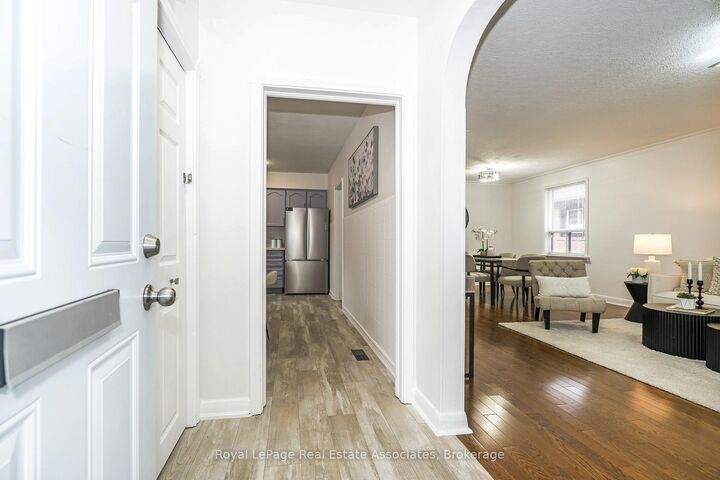 Property Photo:  22 Maple Avenue N  ON L5H 2S1 