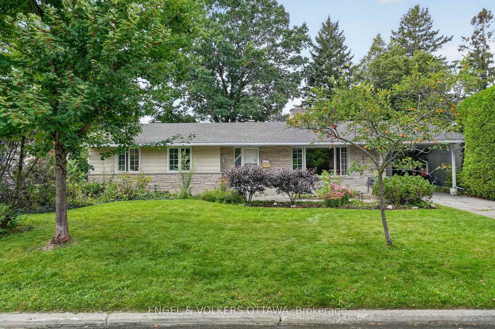 Property Photo:  2642 Marble Crescent  ON K1V 8L8 