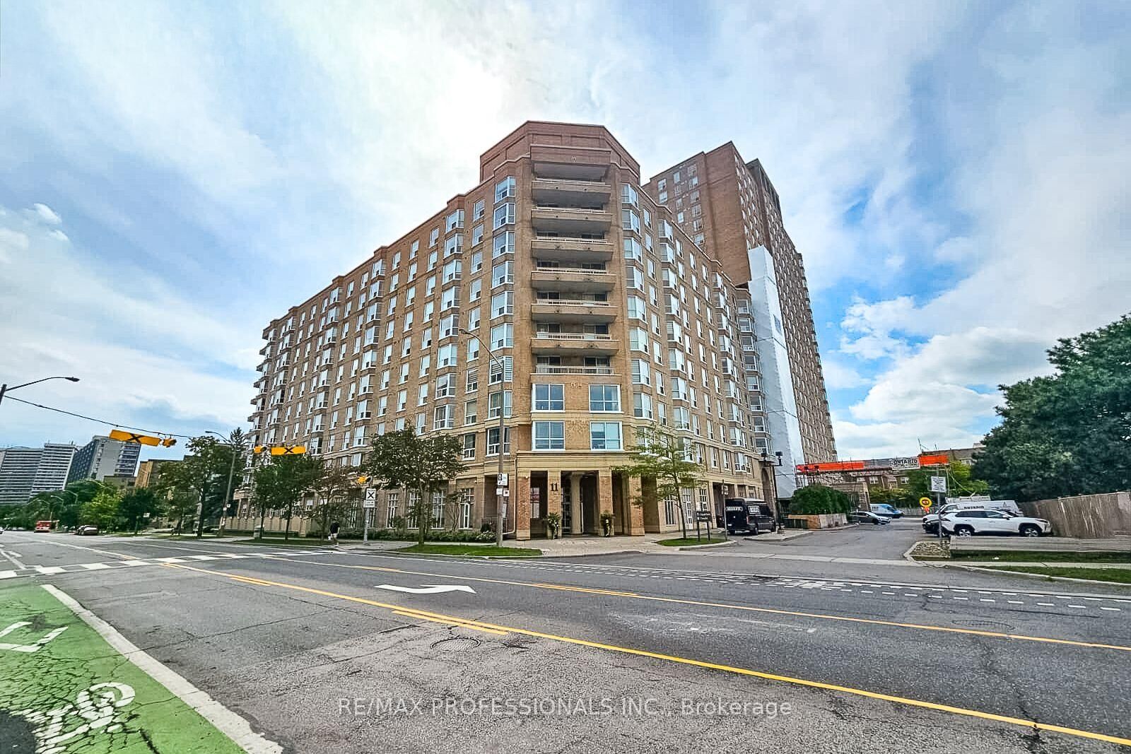 Property Photo:  11 Thorncliffe Pk Drive 207  ON M4H 1P3 