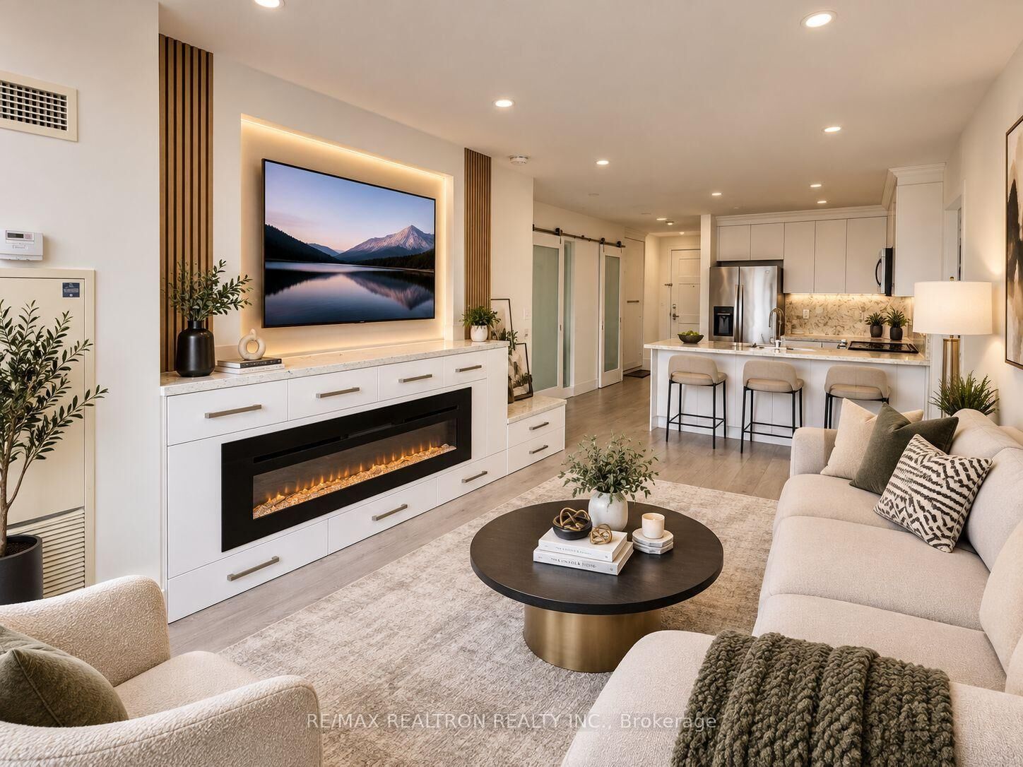 Property Photo: 310 Red Maple Road 812 ON L4C 0T7