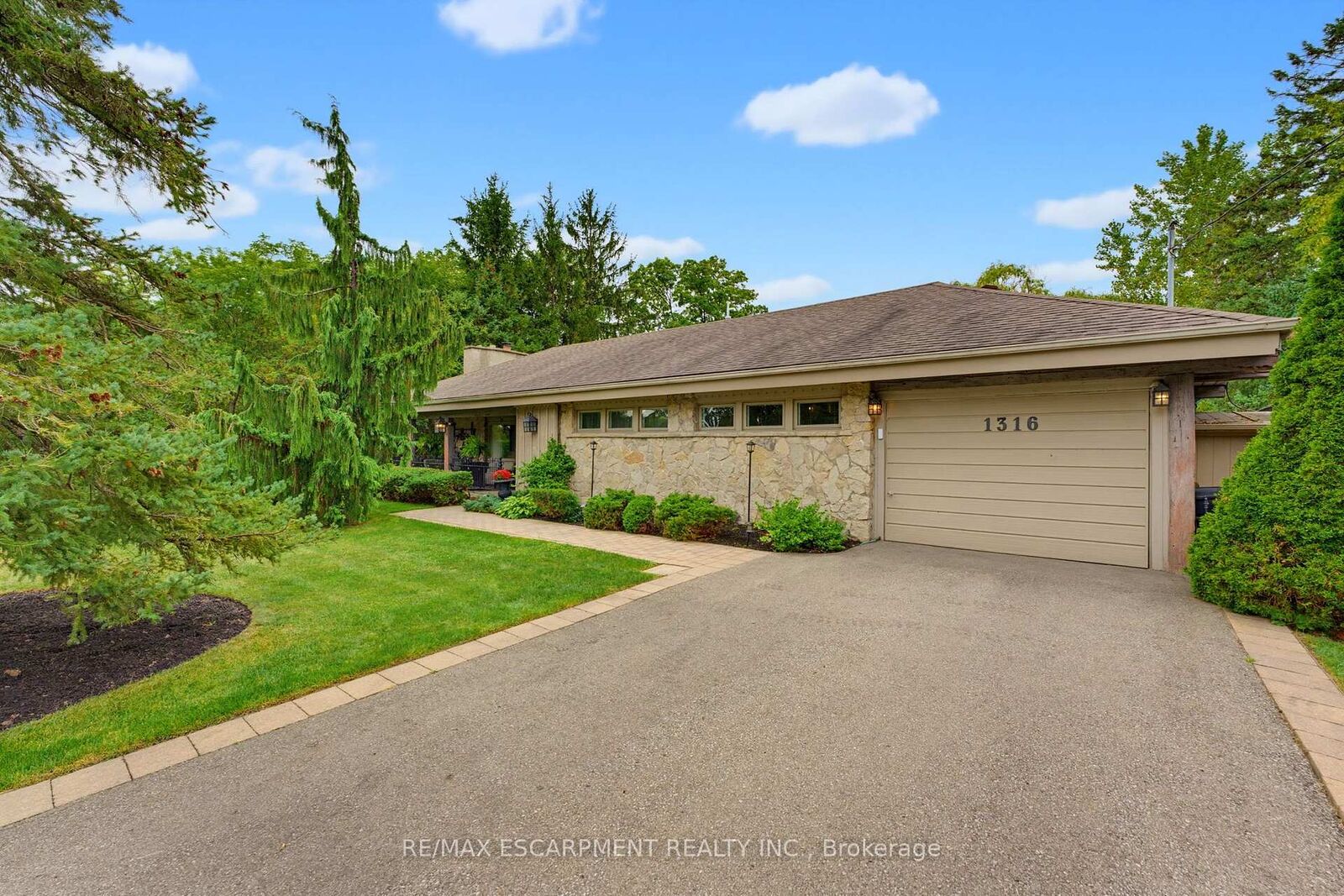Property Photo:  1316 Nevarc Drive  ON L7R 3X5 