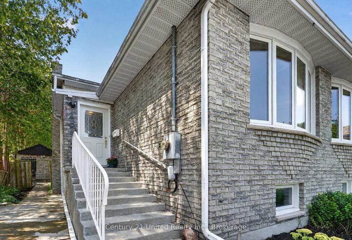 Property Photo: 1696 Applewood Crescent ON K9K 1N4