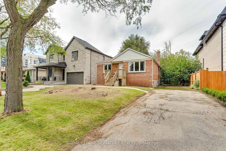 Property Photo:  32 Wigan Crescent  ON M3H 3A4 