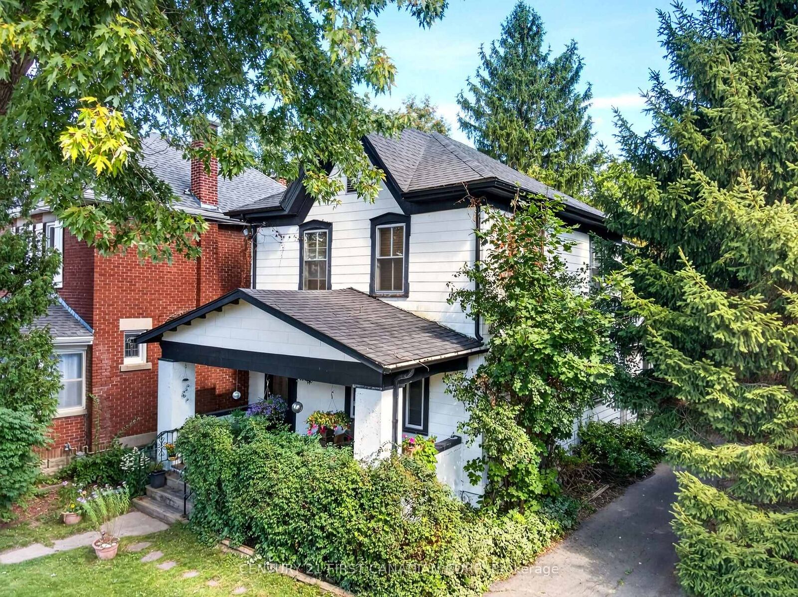 Property Photo:  324 Ridout Street S  ON N6C 3Z3 