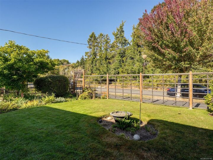 Property Photo:  865 Bank St  BC V8S 4A8 