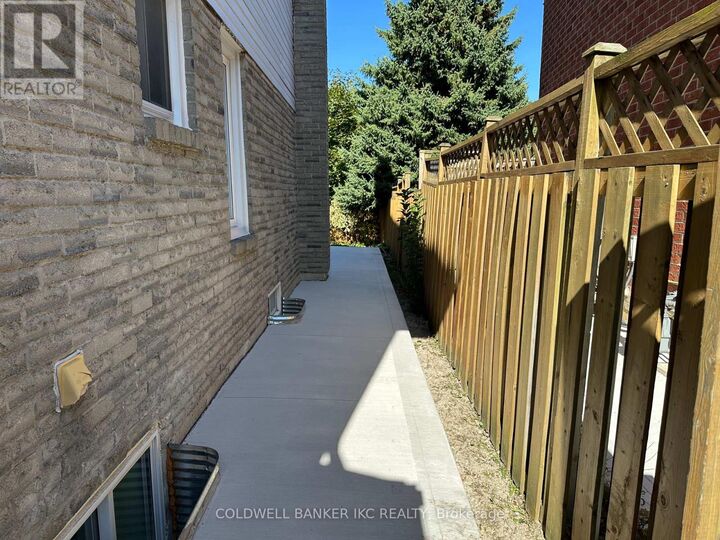 Property Photo: 48 Cranmore Court ON L6Z 2Z8