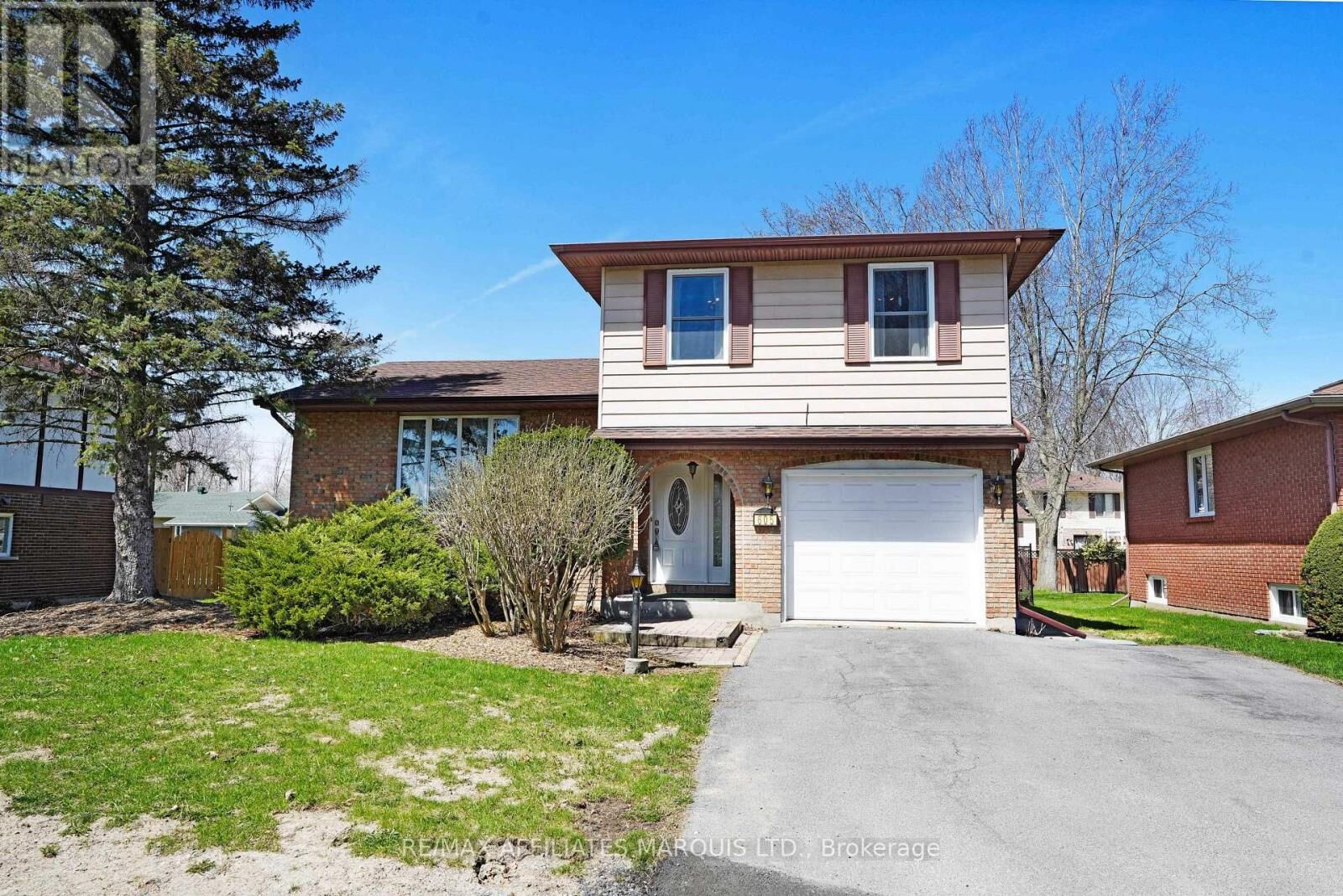 Property Photo:  605 Kirkwood Street  ON K6H 5Y9 