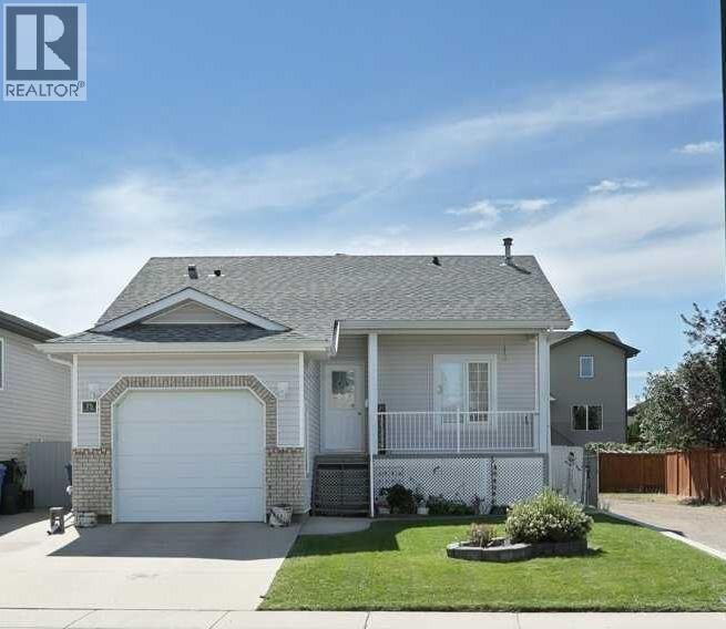 Property Photo:  75 Sunset Crescent Southwest  AB T1B 4T7 