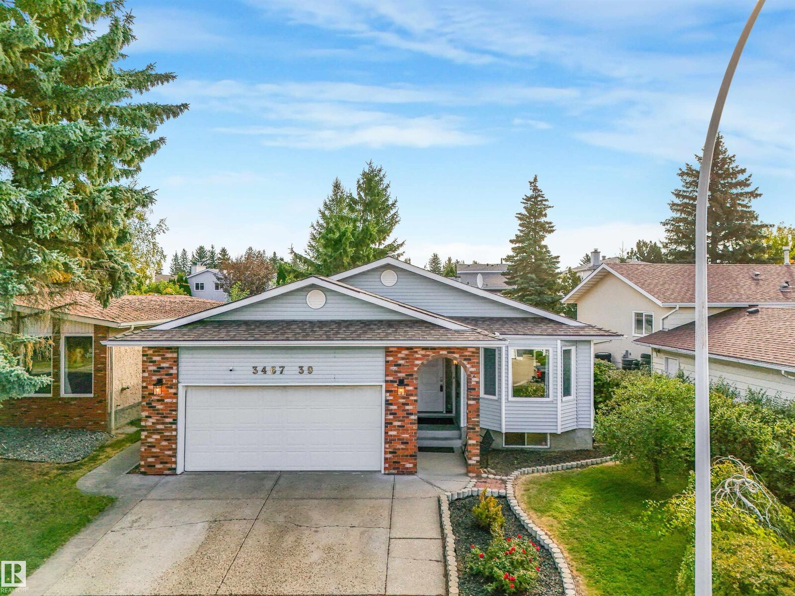 Property Photo:  3467 39 Street NW  AB T6L 3Y9 