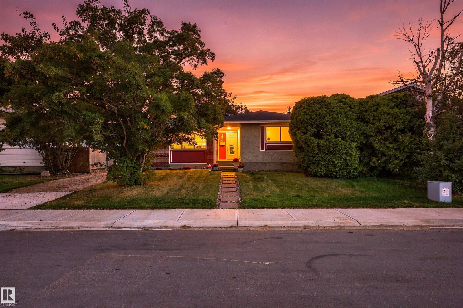 Property Photo:  12 Hughes Road NW  AB T5A 4E2 