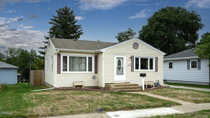 Property Photo:  1325 N 15th Street  ND 58501 