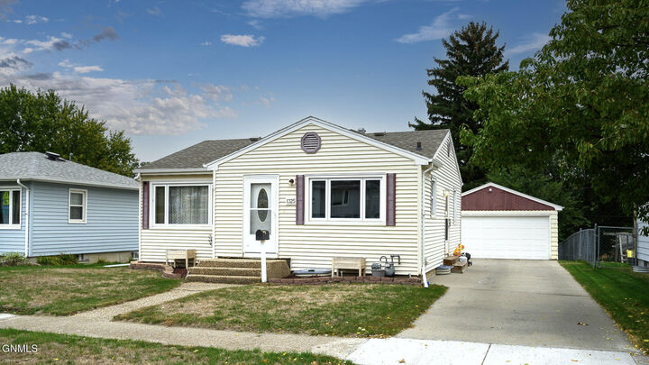 Property Photo:  1325 N 15th Street  ND 58501 