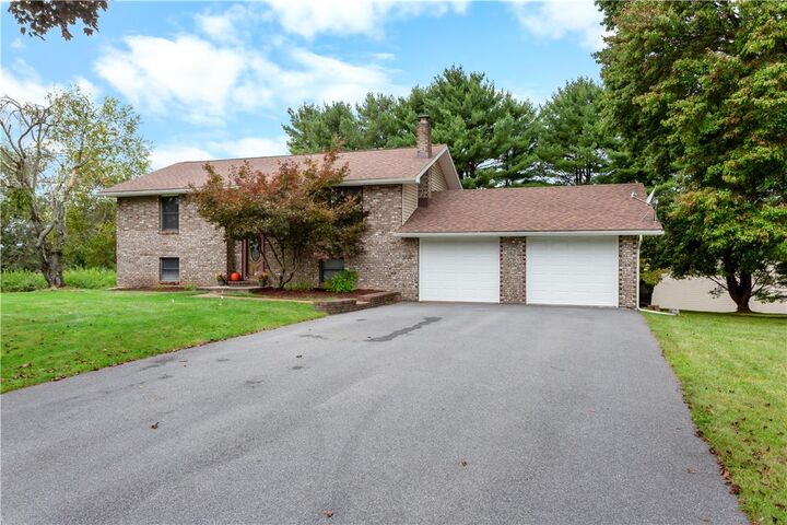 Property Photo: 1004 Tara View Drive PA 18360