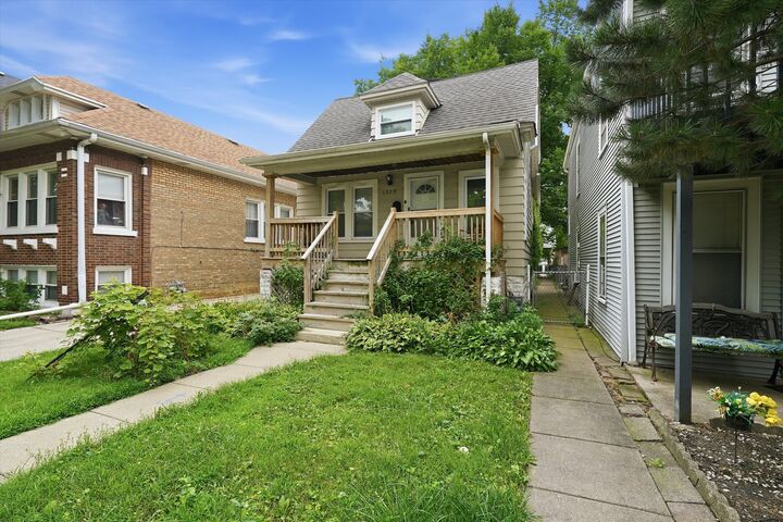 Property Photo:  1329 Maple Avenue  IL 60402 