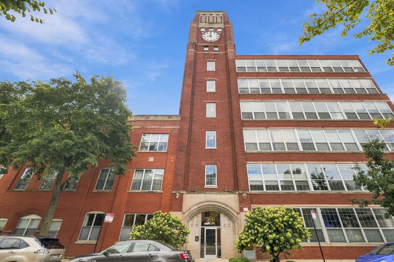 Property Photo: 1801 W Larchmont Avenue 214 IL 60613