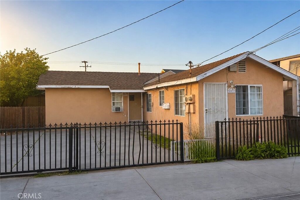 Property Photo:  2031 E Spaulding Way  CA 90804 