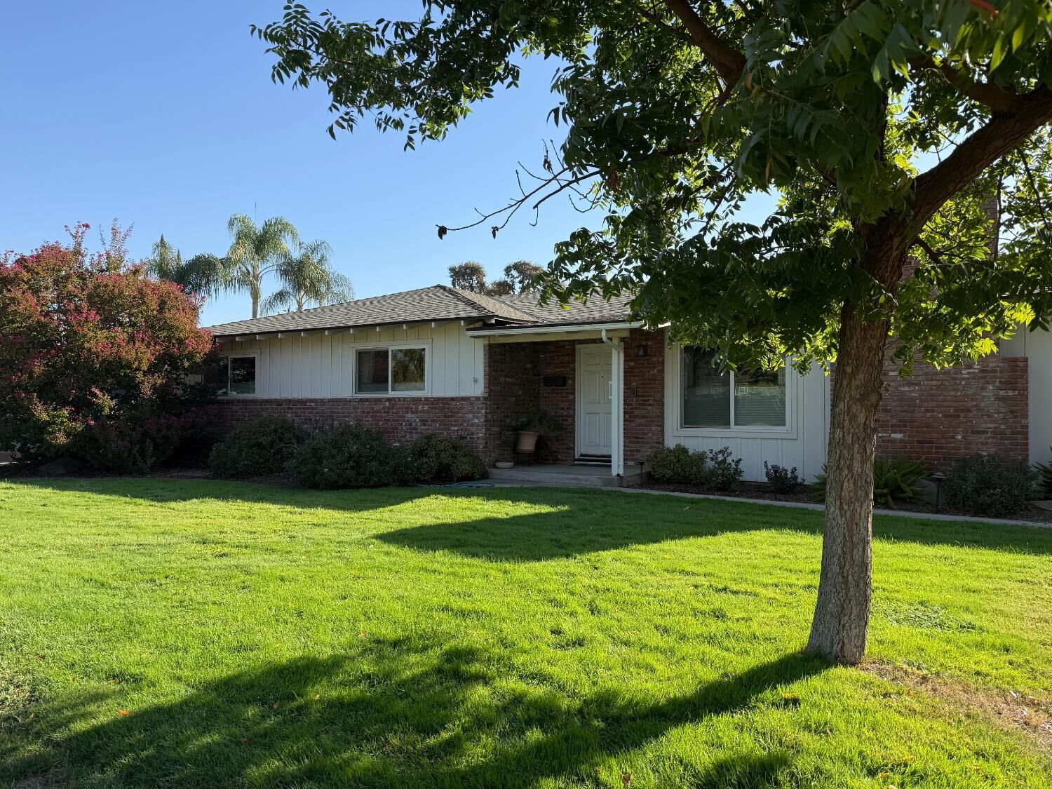 Property Photo: 213 Hilton Street CA 93637
