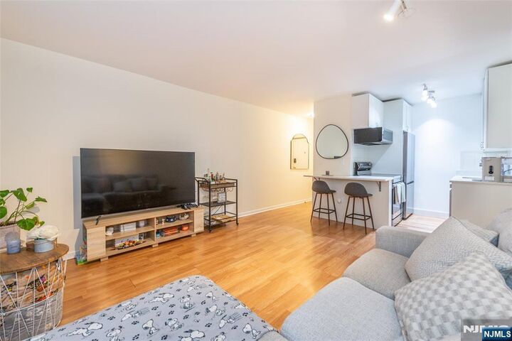 Property Photo:  245 Anderson Street 1A  NJ 07601 
