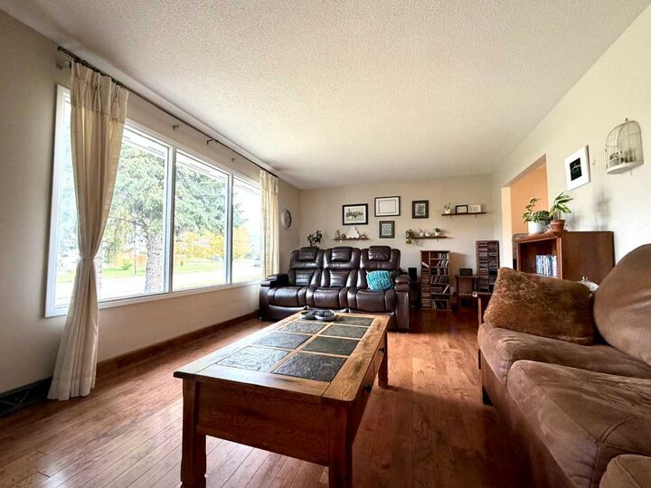 Property Photo:  1305 5 Avenue  AB T9W 1G3 