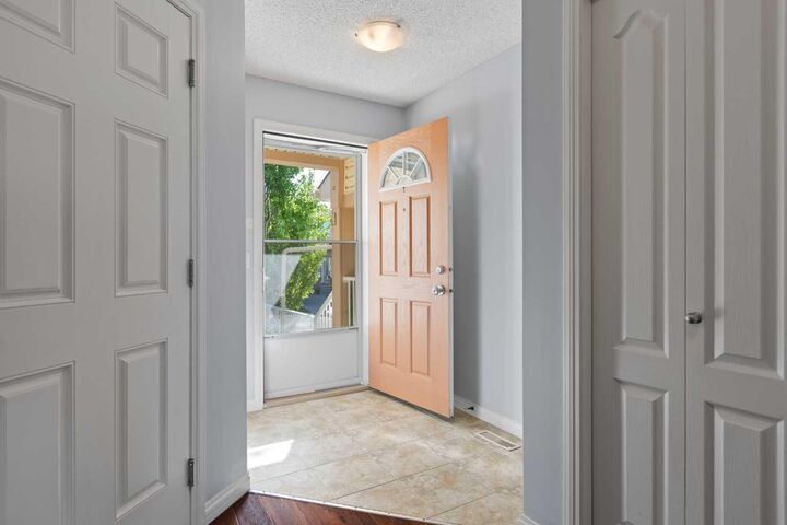 Property Photo: 192 Sunset Point AB T4C 0L1