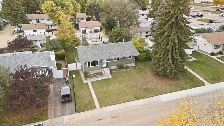 Property Photo:  5012 38A Avenue  AB T4P 1G2 