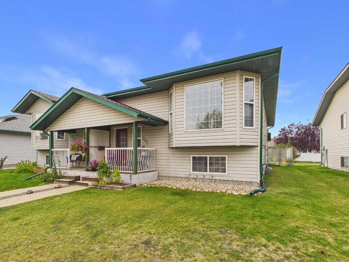 Property Photo: 792 Lancaster Drive AB T4R 2J9