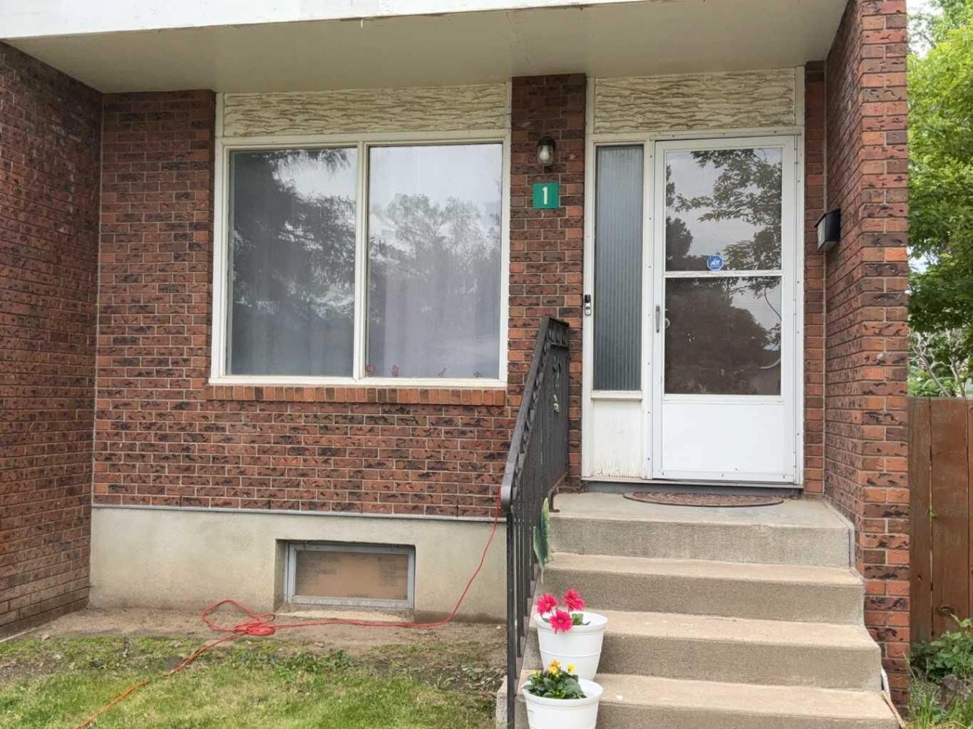 Property Photo:  1234 9 Avenue N 1  AB T1H 1G7 