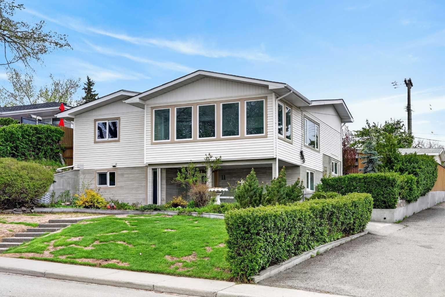 Property Photo:  11 Selkirk Drive SW  AB T2W 0M3 