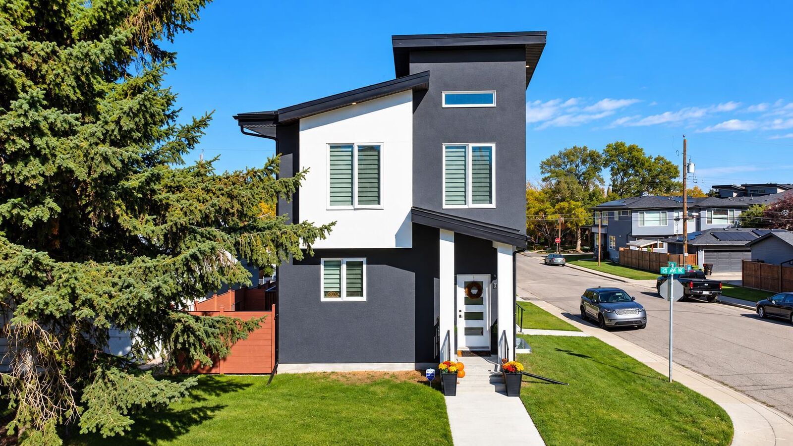 Property Photo:  140 25 Avenue NE  AB T2E 1X8 