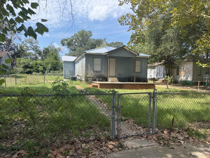 Property Photo: 619 &Amp 613 Roberts LA 70634