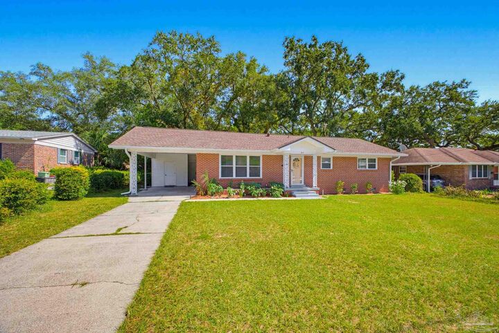 Property Photo: 812 Ash Dr FL 32503