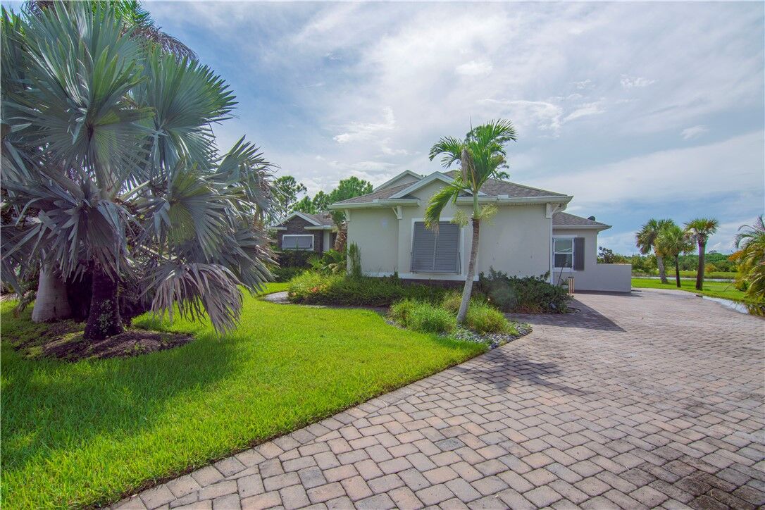 Property Photo:  5963 Sequoia Circle  FL 32967 