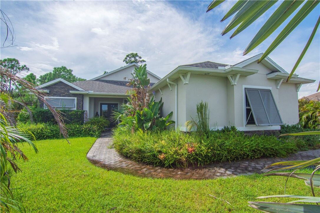 Property Photo: 5963 Sequoia Circle FL 32967