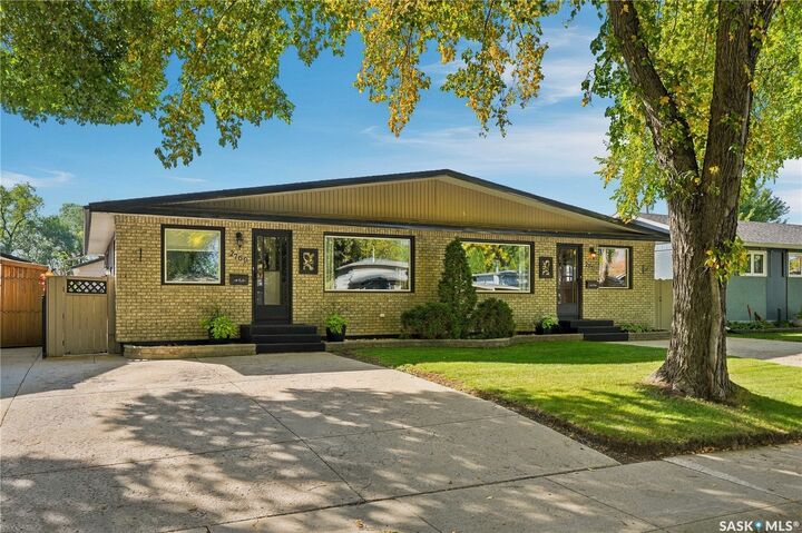 Property Photo: 2769/2771 Eastview SK S7J 3H3