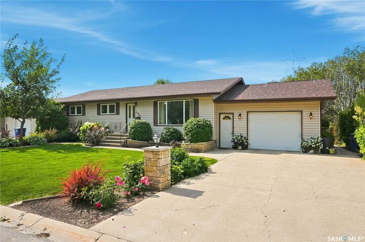 Property Photo:  404 9th Avenue  SK S0K 3R0 