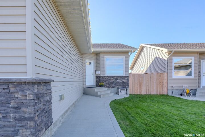 Property Photo:  622 Rosewood Boulevard W  SK S7V 0J7 