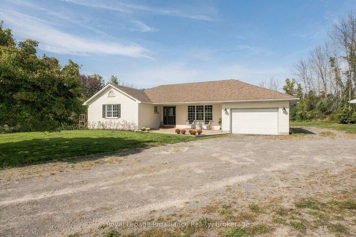 Photo de la propriété: 16 Bonisteel Road ON K8P 5V8