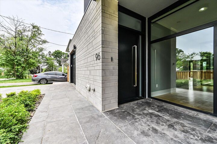 Photo de la propriété: 96 Squires Avenue ON M4B 2S1