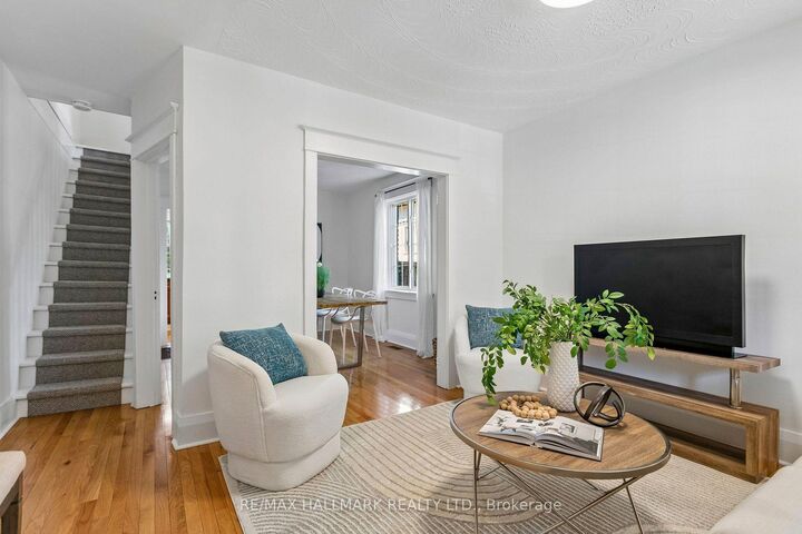 Photo de la propriété: 8 Hillingdon Avenue ON M4C 3H7