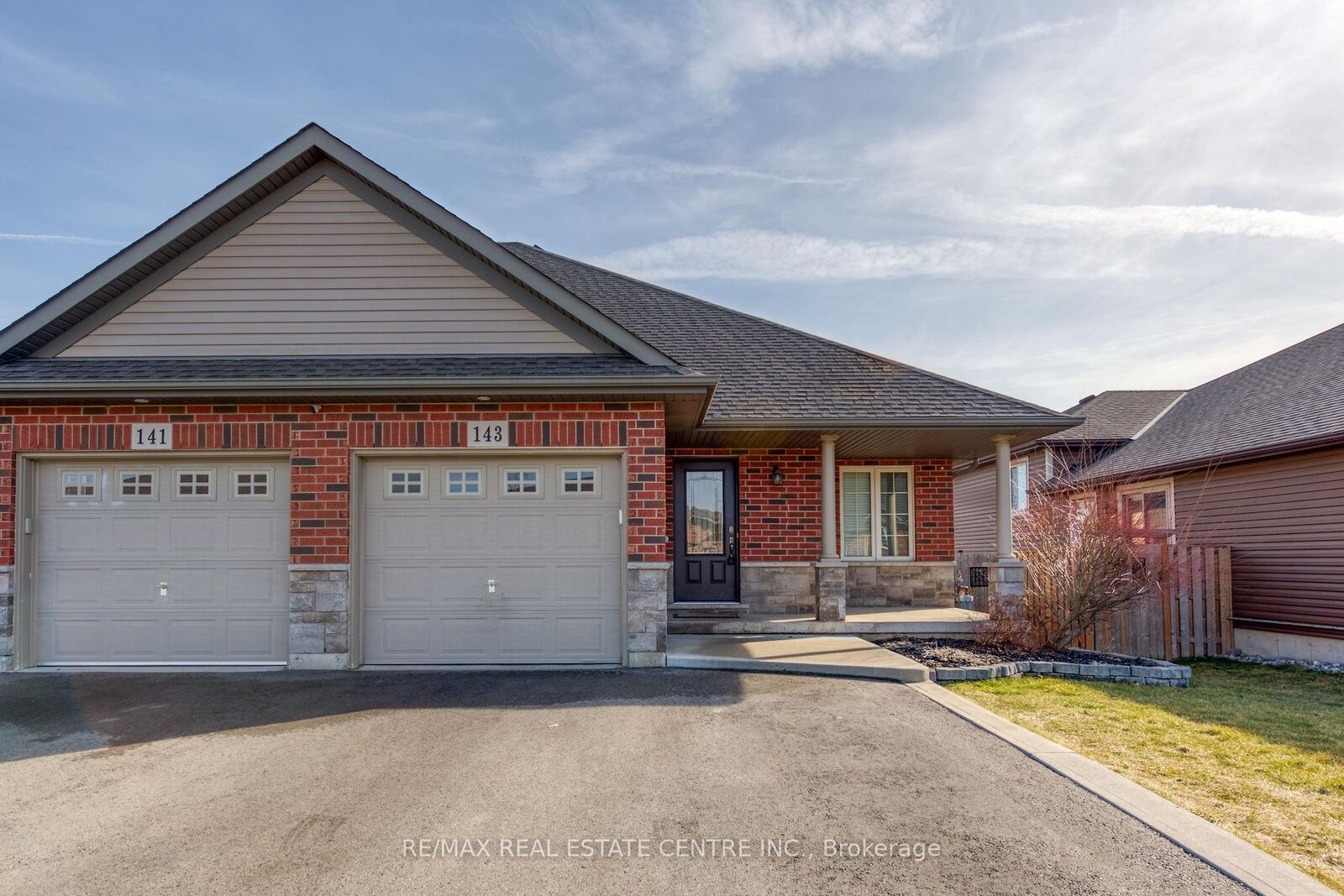 Photo de la propriété:  143 Anastasia Boulevard  ON L0R 2A0 