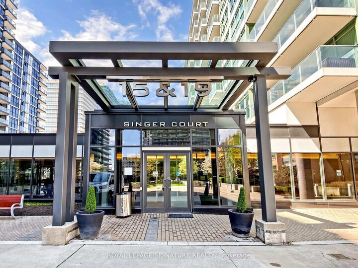 Photo de la propriété: 15 Singer Court 1211 ON M2K 0B1